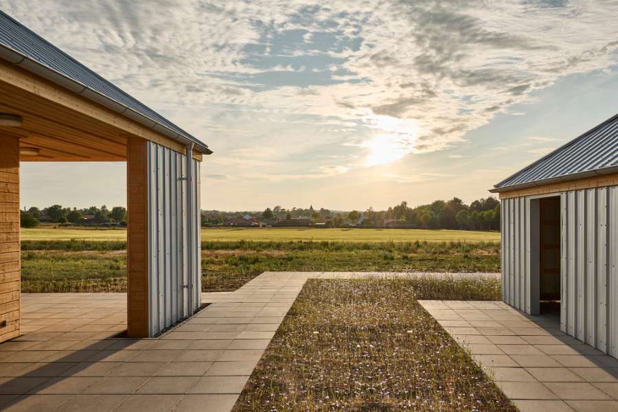 Die Pfannenbleche des Jordbærmarken schaffen ländliche Atmosphäre und inspirieren zur Naturfreude, Børnehuset Jordbærmarken, Rodskovvej 59, 8543 Hornslet
